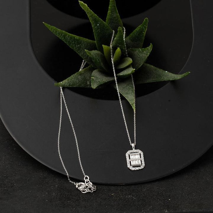Crystal Baget Taşlı Beyaz Altın Kolye